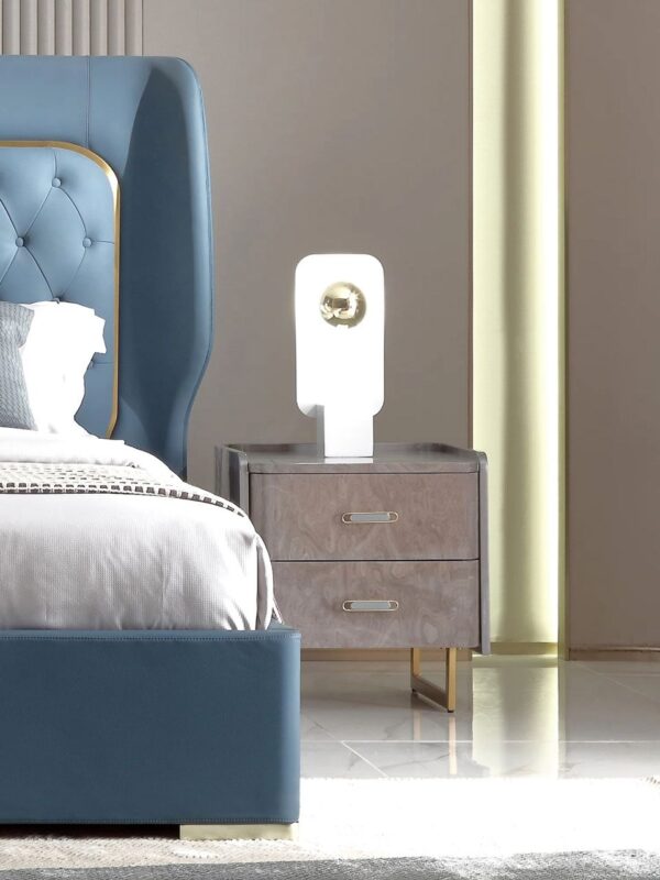 Кровать Vittum с итальянской кожей и латунными акцентами — фото 1