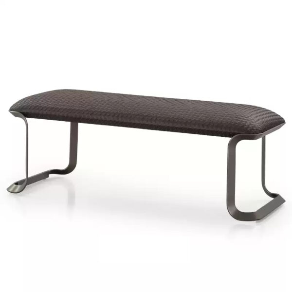 Прикроватная скамья CJ Originality 135 см: сиденье из тёмно-коричневой кожи, сплетённой широкими полосами, на гнутом графитовом металлическом каркасе.