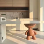 Деревянная фигурка медвежонка на кухонном острове