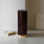 Подиум-колонна из массива с золотым основанием в интерьере
